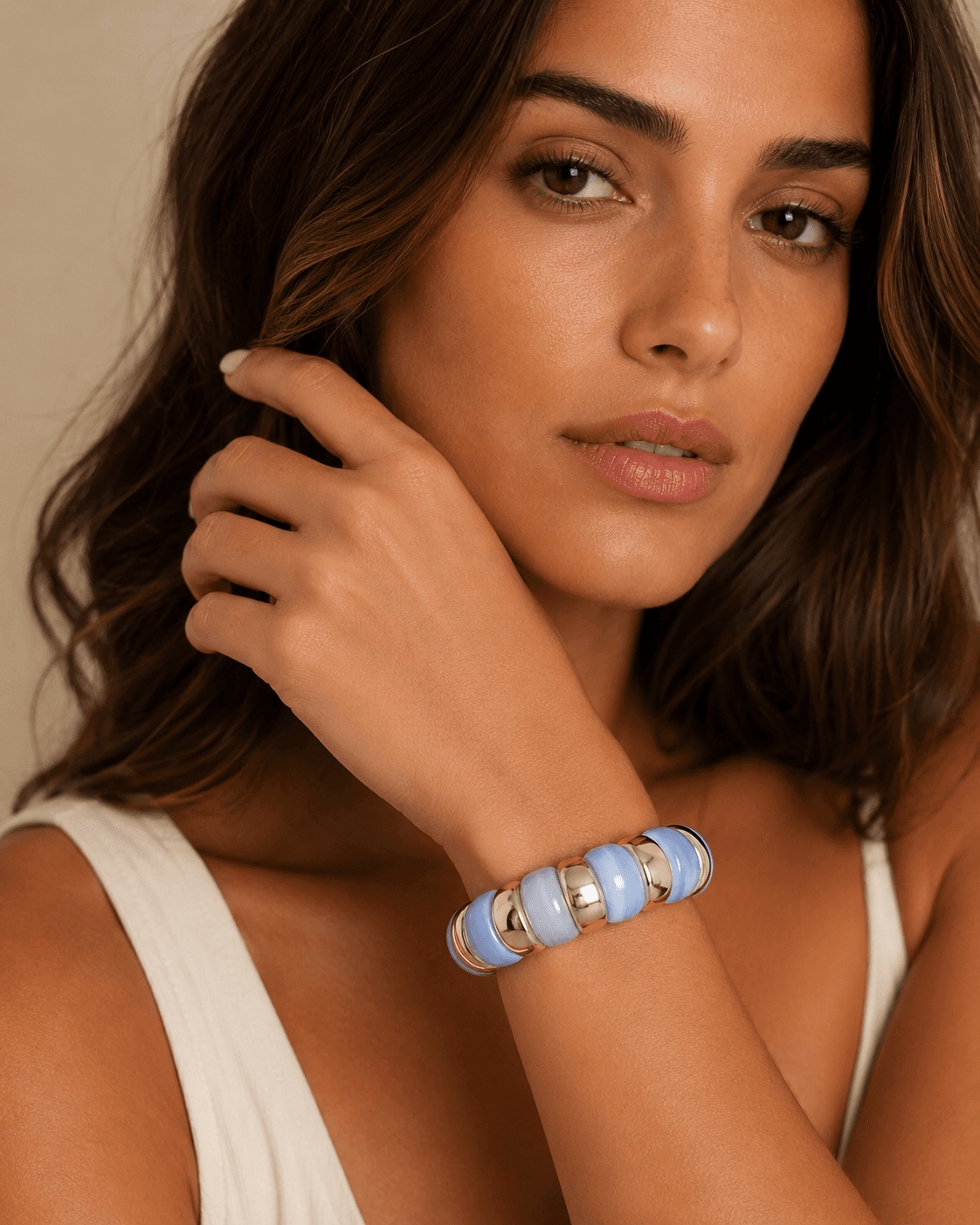 Jonc Alix bleu clair effet résine porté au poignet — Frisson.